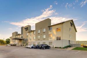 hotel z dwoma samochodami zaparkowanymi na parkingu w obiekcie Fairfield Inn & Suites by Marriott Fort Worth I-30 West Near NAS JRB w mieście Fort Worth