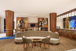 - un salon avec un canapé, une table et des chaises dans l'établissement The Westin Desaru Coast Resort, à Desaru