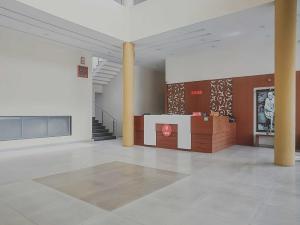 una hall con reception in un edificio di Collection O 15845 Sanskruti Resort a Shirdi