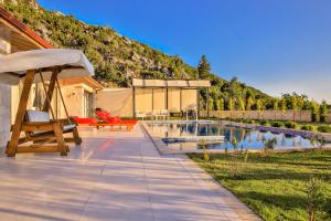 um quintal com uma piscina e uma casa em Eco Villa TOPRAK em Kalkan