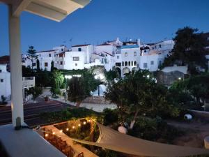 - un hamac sur le balcon d'une maison la nuit dans l'établissement ΤΟ ΚΑΜΙΝΙ ΤΟΥ ΜΗΛΑ, à Kythnos