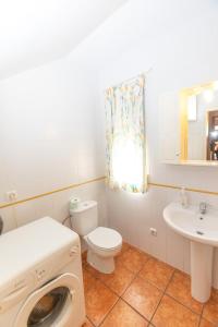 La salle de bains est pourvue de toilettes, d'un lavabo et d'un lave-linge. dans l'établissement La Alondra, à Arroyo Frío