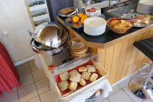uma cozinha com uma mesa com comida em Hotel im Klosterring em Villingen-Schwenningen