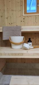 uma tigela sentada num balcão de madeira numa sala em New Villa w/sauna, jacuzzi &wifi em Hämeenlinna