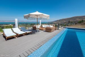 Bazén v ubytování Iwo's - וילה איוו - מדהימה ויוקרתית עם בריכה פרטית קו ראשון לכנרת nebo v jeho okolí + 56 fotografií