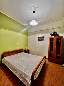 una camera con letto e parete verde di Kolovos House a Karyes