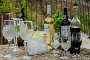 a group of wine glasses sitting on a table with bottles at Refúgio da Suite 5 in Pinhão