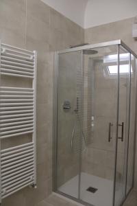 una ducha con puerta de cristal en un baño en DOMUS MARIS, en Monopoli 21 fotos más