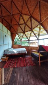 - une chambre avec 2 lits et un tapis dans une tente dans l'établissement Domo Geodésico frente al Cañón del Chicamocha, à Los Santos