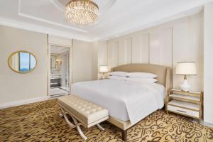 Posteľ alebo postele v izbe v ubytovaní Four Points by Sheraton Lang Son