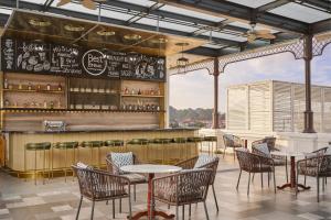 Reštaurácia alebo iné gastronomické zariadenie v ubytovaní Four Points by Sheraton Lang Son