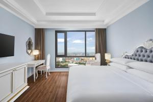 Posteľ alebo postele v izbe v ubytovaní Four Points by Sheraton Lang Son