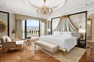 Posteľ alebo postele v izbe v ubytovaní Four Points by Sheraton Lang Son