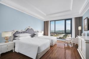Posteľ alebo postele v izbe v ubytovaní Four Points by Sheraton Lang Son