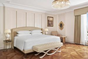 Posteľ alebo postele v izbe v ubytovaní Four Points by Sheraton Lang Son