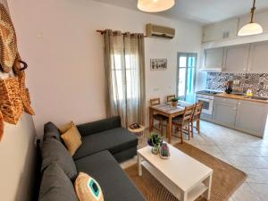 uma sala de estar com um sofá e uma mesa em Ritzi Apartment em Simi