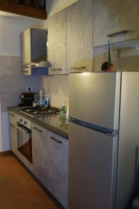 Кухня или мини-кухня в SAILA appartamento SATURNO
