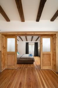 1 dormitorio con 1 cama y 2 puertas correderas en Къща за гости Остриля en Cherni Vit