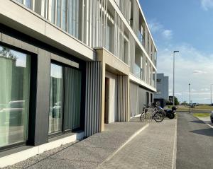 派尔努Rananiidu korter的一辆自行车停在大楼外