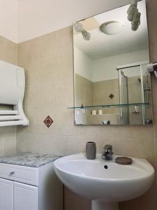 y baño con lavabo y espejo. en Villas A Torra, en Patrimonio
