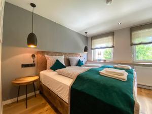 um quarto com uma cama grande e um cobertor verde em Bergidyll em Oberstaufen