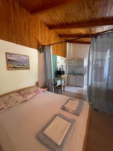 1 dormitorio con 1 cama y cocina en Apartman Mira, en Karlobag