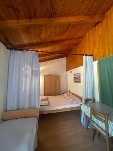 1 dormitorio con cama y techo de madera en Apartman Mira, en Karlobag