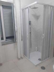 eine Dusche mit Glastür im Bad in der Unterkunft Arió Sweet Home in Neapel