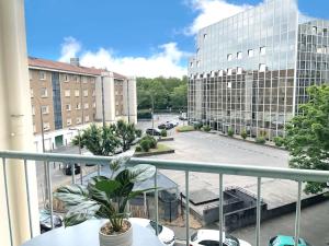 balkon z widokiem na parking w obiekcie Le Compans: exceptionnel T5 en berges du Canal w Tuluzie