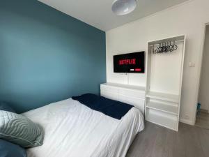 Postel nebo postele na pokoji v ubytování Le Compans: exceptionnel T5 en berges du Canal