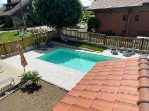 ein Schwimmbad in einem Hof neben einem Haus in der Unterkunft Maison d'hôtes des Bassins d'Oche in Saint-Paul-en-Chablais