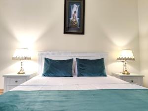 Letto o letti in una camera di Crown Hotel
