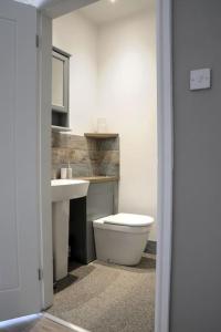 a bathroom with a toilet and a sink at Queensgate Holiday Cottage Beverley with Parking in Beverley +10 photos