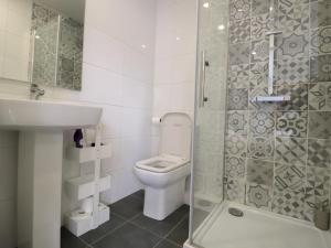 uma casa de banho com um WC, um lavatório e um chuveiro em Modern Room with Private Outdoor space Pass The Keys em Gosforth