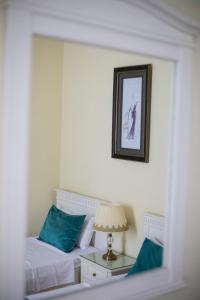 Letto o letti in una camera di Crown Hotel