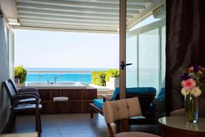 シダにあるSide Star Elegance Hotel - Ultra All Inclusiveの海の景色を望むリビングルーム(バスタブ付)