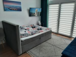 um quarto com uma cama num quarto em Aparta Lotnisko em Breslávia