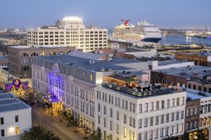 une vue aérienne sur une ville avec un navire de croisière dans l'établissement The Tremont House, Galveston, a Tribute Portfolio Hotel, à Galveston