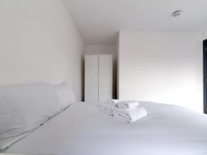 Postel nebo postele na pokoji v ubytování Whitechapel City Nest Pass the Keys