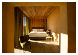 Un pat sau paturi într-o cameră la Fräulein Leni Hotel