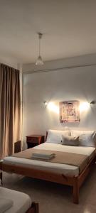 um quarto com uma cama grande num quarto em Akrogiali Apartments em Paralia Skotinas