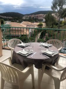 a table with glasses and napkins on a balcony at Appartement à Cap Estérel Village Pierre et Vacances Piscines et parking inclus in Agay - Saint Raphael
