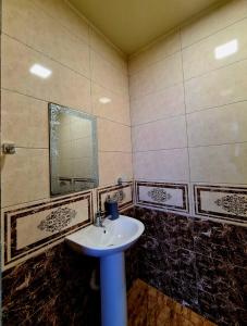 y baño con lavabo y espejo. en Old House Korolistavi en Batumi