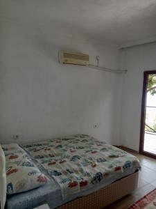 Un dormitorio con una cama con una manta. en Ayşen Ablanın Yeri, en Muğla