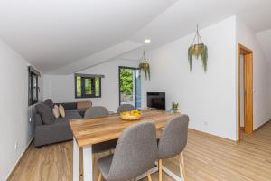 uma sala de jantar e sala de estar com mesa e cadeiras em Ilha Natura em Santana