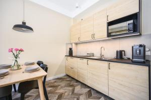 Kuchyňa alebo kuchynka v ubytovaní Apartament 110 w centrum Gdyni ProstyWynajem