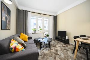 Televízia a/alebo spoločenská miestnosť v ubytovaní Apartament 110 w centrum Gdyni ProstyWynajem