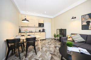 Kuchyňa alebo kuchynka v ubytovaní Apartament 110 w centrum Gdyni ProstyWynajem