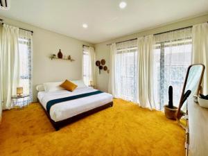 1 dormitorio con 1 cama en una habitación con ventanas en Larisa Homestay Syariah 2 en Padalarang