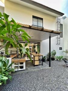 Casa con patio con mesa y balcón en Larisa Homestay Syariah 2 en Padalarang